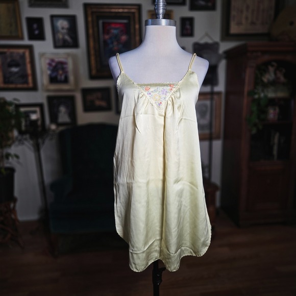 Vintage 1970s Cinema Etoile Yellow Satin PJ Set Embroidered Loungewear - Picture 2 of 8